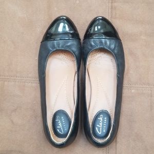 Clark's black patent toe flats
